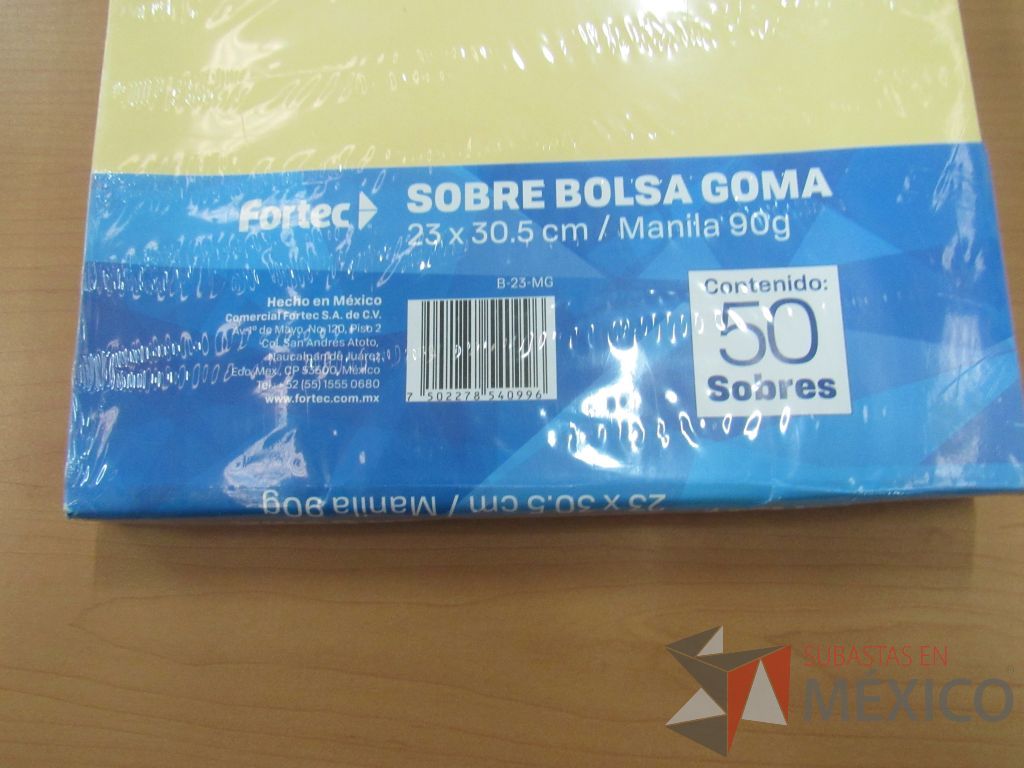 Lote 184 - Carpetas, Paquetes de hojas, Sobre bolsas, Engrapadoras y más - Imagen 135
