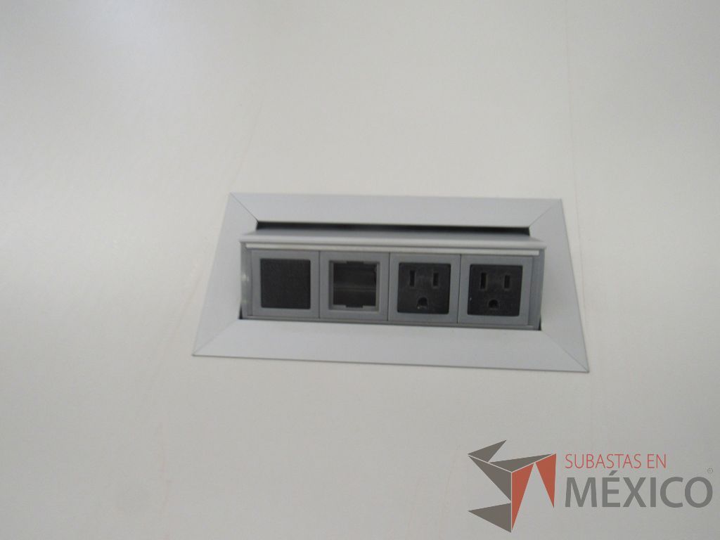 Lote 082 - Mesa de sala de juntas para 6 personas con base metálica y accesorio para conexiones - Imagen 4