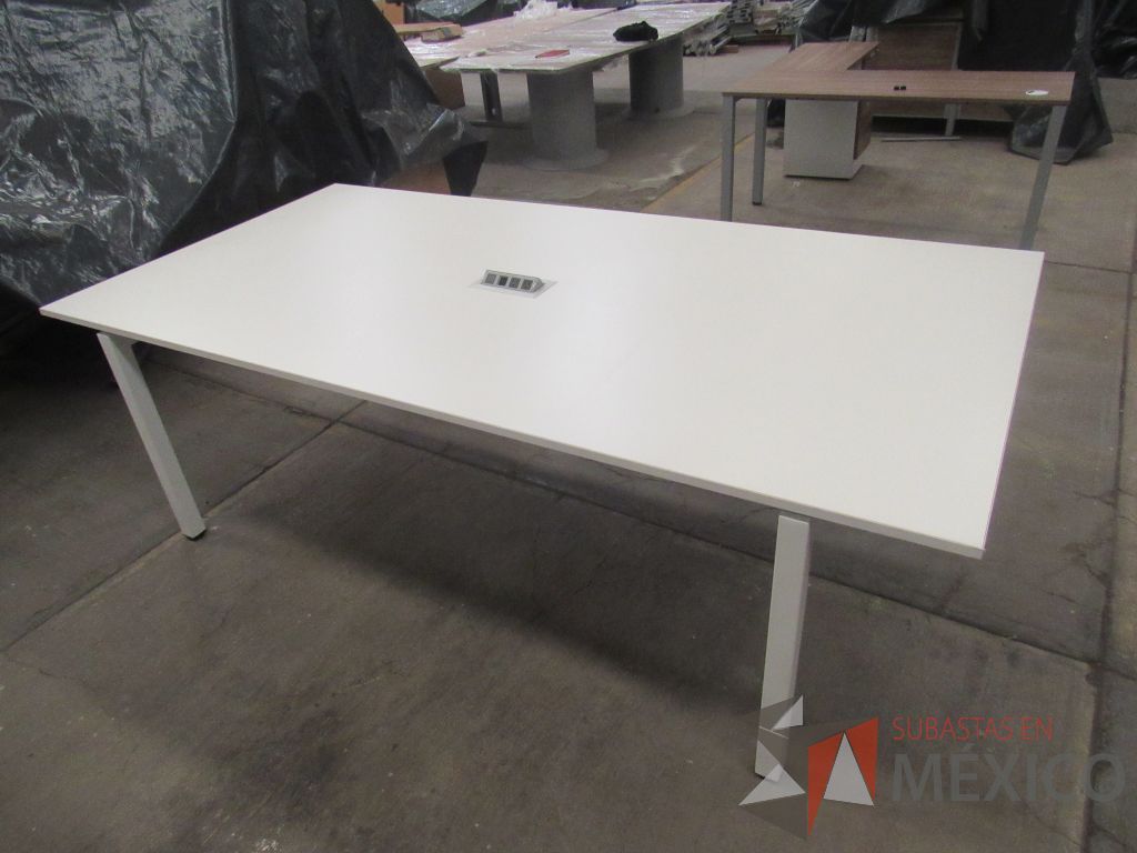 Lote 100 - 2 Mesas de sala de juntas para 6 personas con base metálica y accesorio para conexiones - Imagen 5