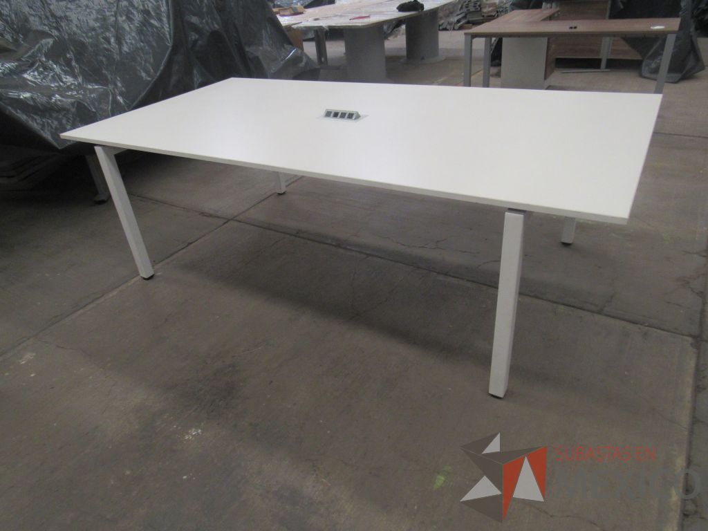 Lote 062 - Mesa de sala de juntas para 6 personas con base metálica y accesorio para conexiones - Imagen 6