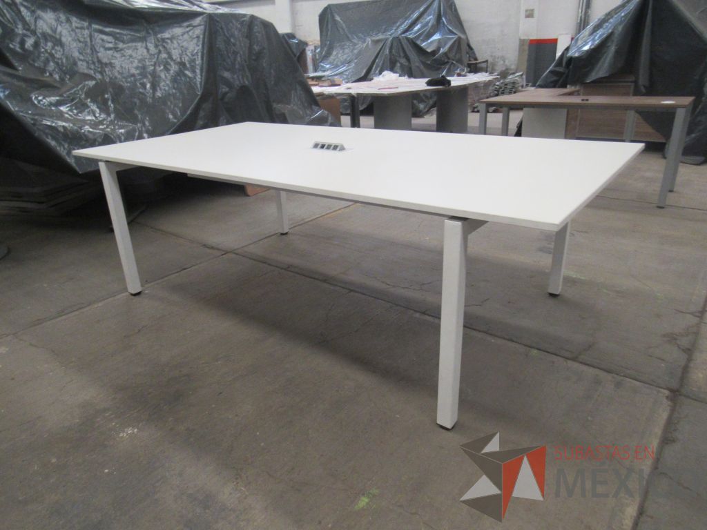 Lote 082 - Mesa de sala de juntas para 6 personas con base metálica y accesorio para conexiones - Imagen 7