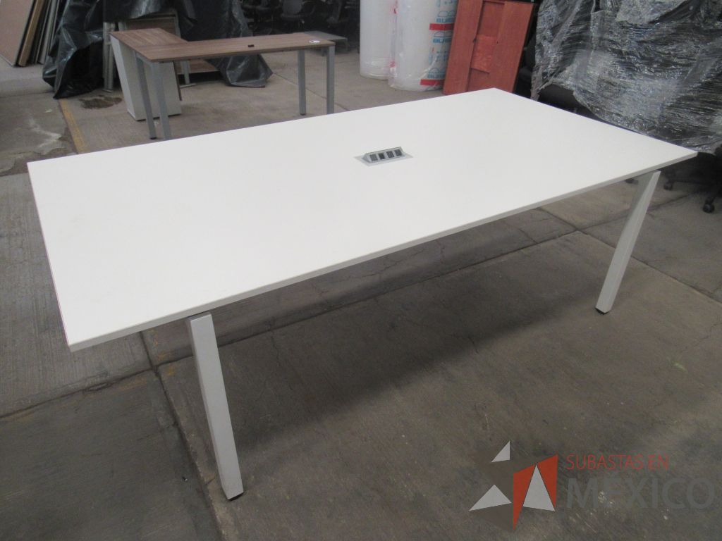 Lote 082 - Mesa de sala de juntas para 6 personas con base metálica y accesorio para conexiones - Imagen 8