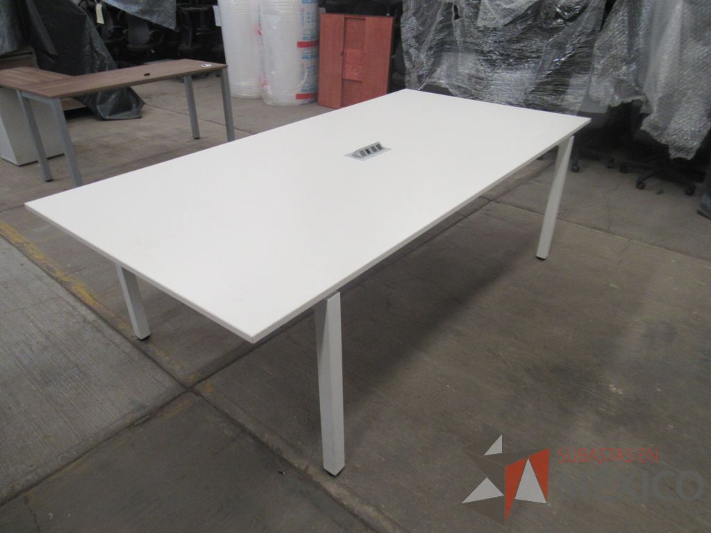 Lote 062 - Mesa de sala de juntas para 6 personas con base metálica y accesorio para conexiones - Imagen 9