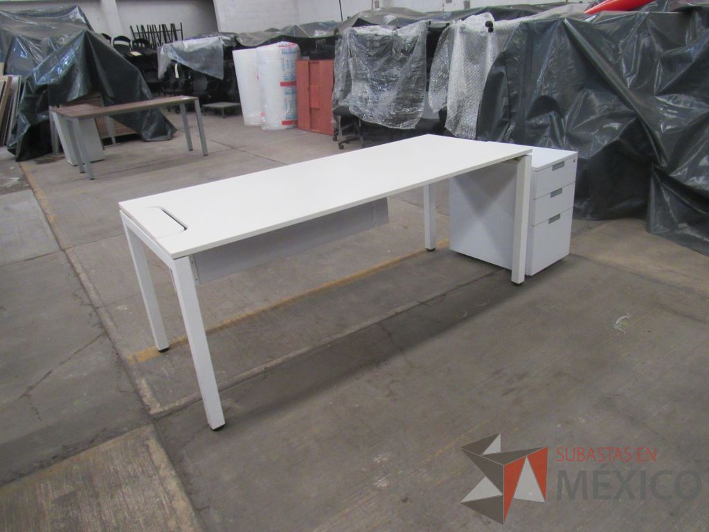 Lote 081 - Escritorio con base metálica, archivero de pedestal de 3 cajones color blanco