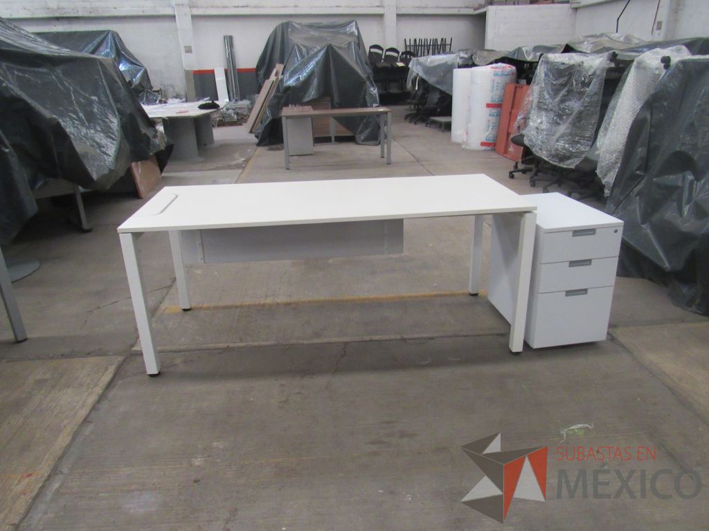 Lote 021 - 2 Escritorios con base metálica, archivero de pedestal de 3 cajones color blanco. - Imagen 2