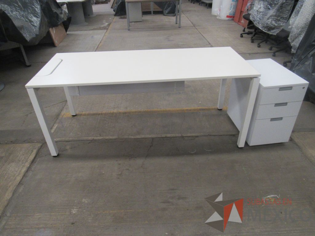 Lote 021 - 2 Escritorios con base metálica, archivero de pedestal de 3 cajones color blanco. - Imagen 3