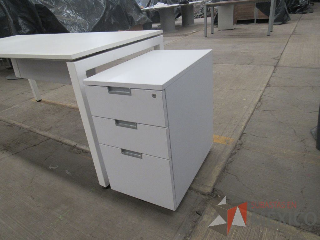 Lote 061 - 2 Escritorios con base metálica, archivero de pedestal de 3 cajones color blanco - Imagen 5
