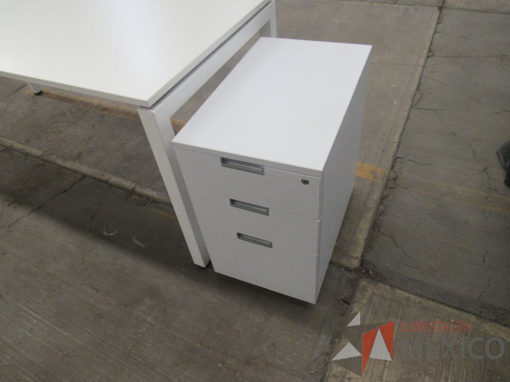 Lote 021 - 2 Escritorios con base metálica, archivero de pedestal de 3 cajones color blanco. - Imagen 6