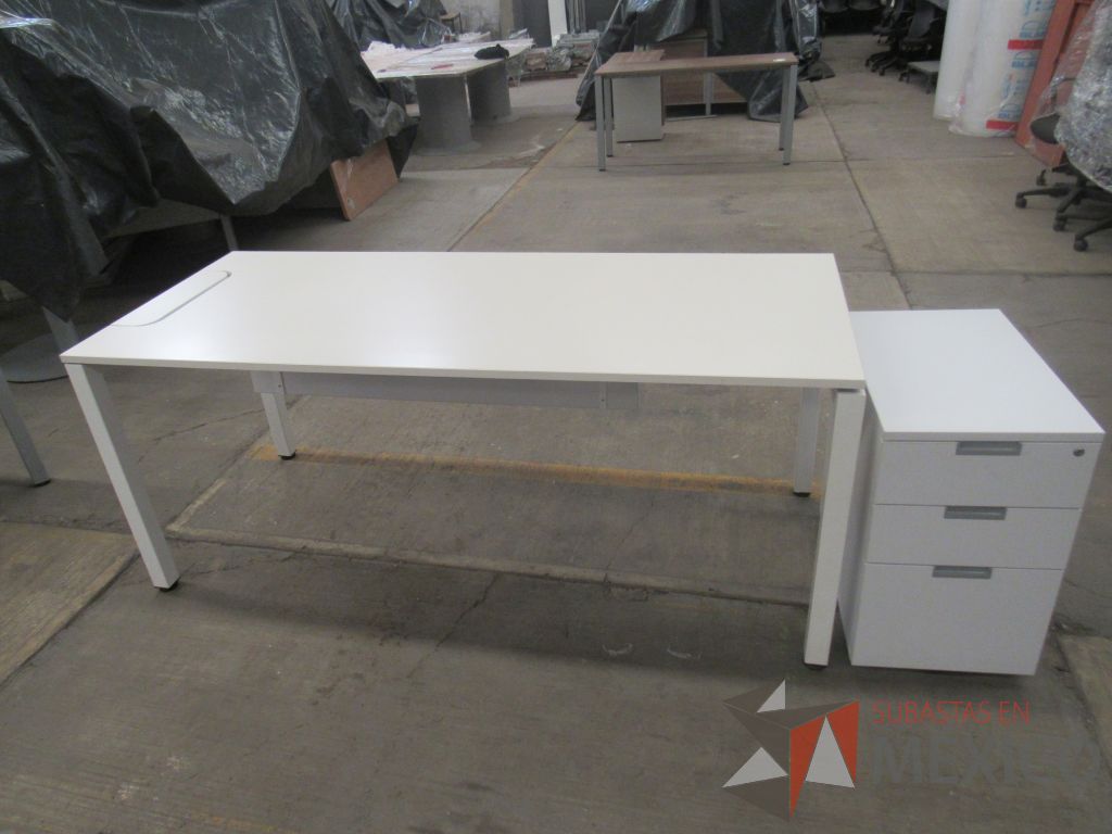Lote 061 - 2 Escritorios con base metálica, archivero de pedestal de 3 cajones color blanco - Imagen 7