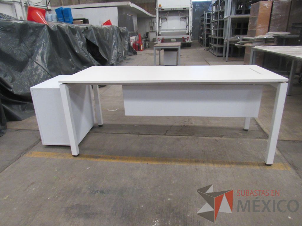 Lote 061 - 2 Escritorios con base metálica, archivero de pedestal de 3 cajones color blanco - Imagen 8