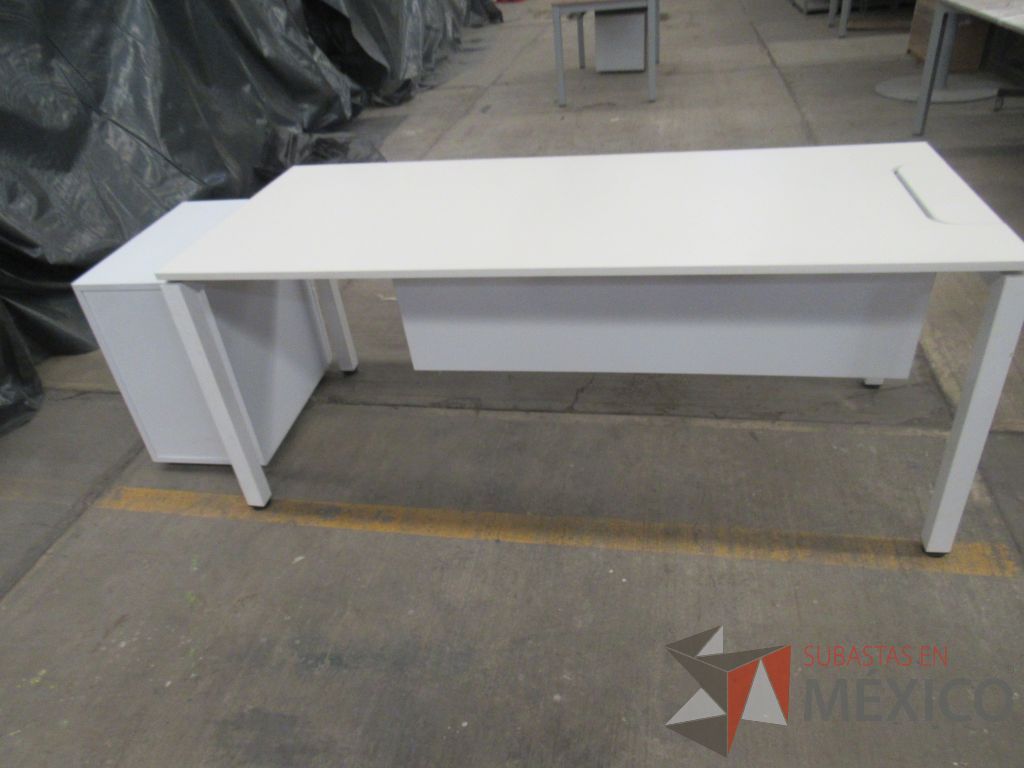 Lote 061 - 2 Escritorios con base metálica, archivero de pedestal de 3 cajones color blanco - Imagen 9