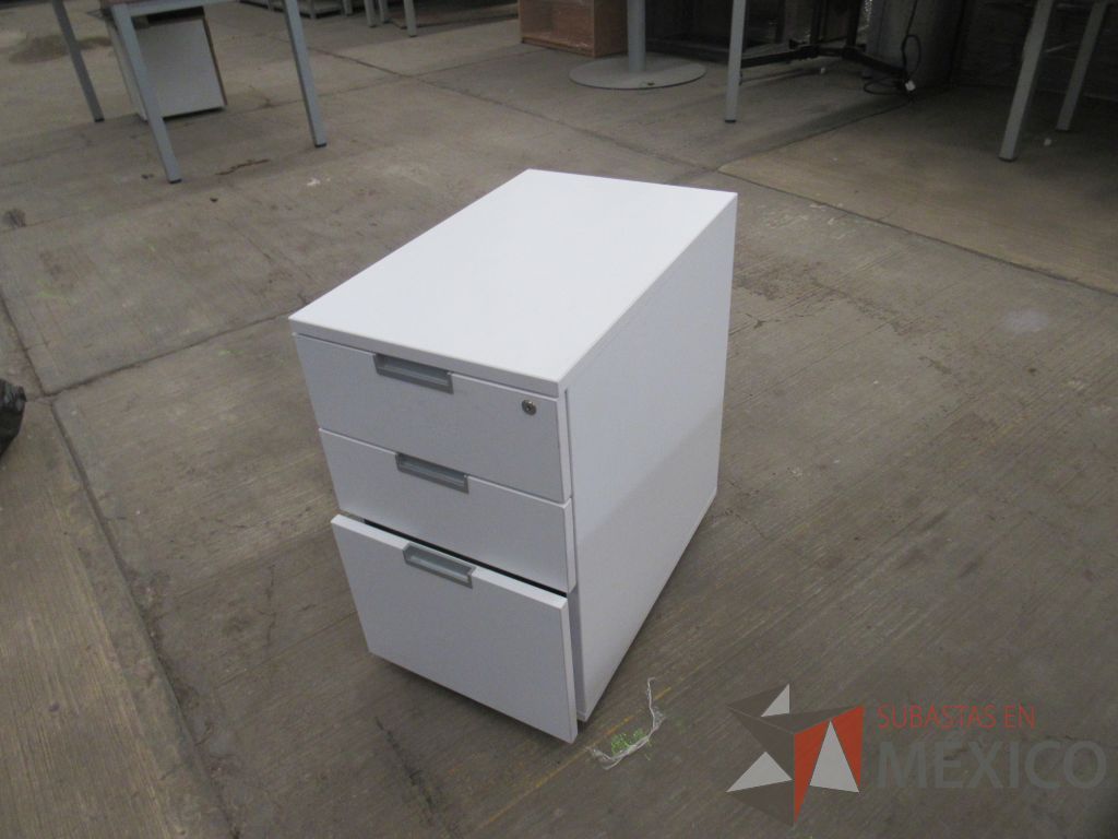 Lote 061 - 2 Escritorios con base metálica, archivero de pedestal de 3 cajones color blanco - Imagen 11