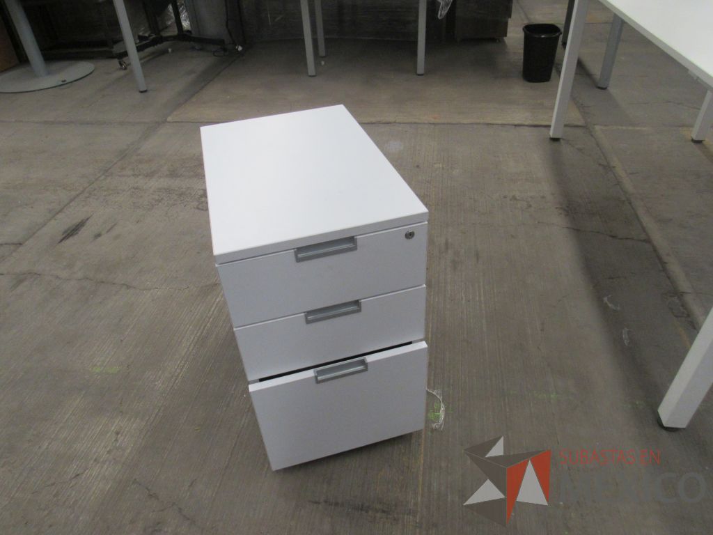 Lote 061 - 2 Escritorios con base metálica, archivero de pedestal de 3 cajones color blanco - Imagen 12