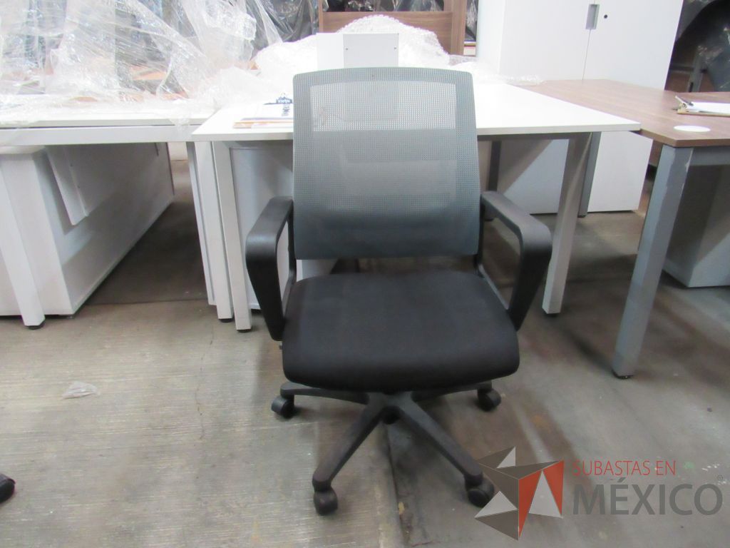 Lote 004 - 5 Sillas operativas con ruedas, asiento en tela y respaldo en malla color gris. - Imagen 2