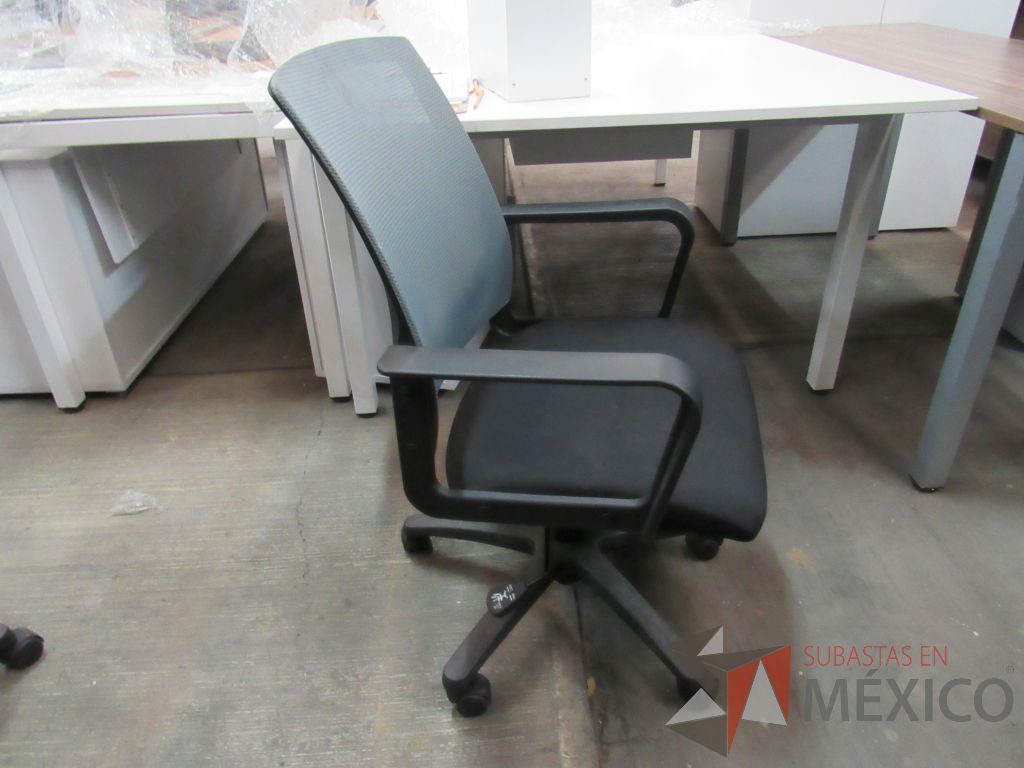 Lote 004 - 5 Sillas operativas con ruedas, asiento en tela y respaldo en malla color gris. - Imagen 3