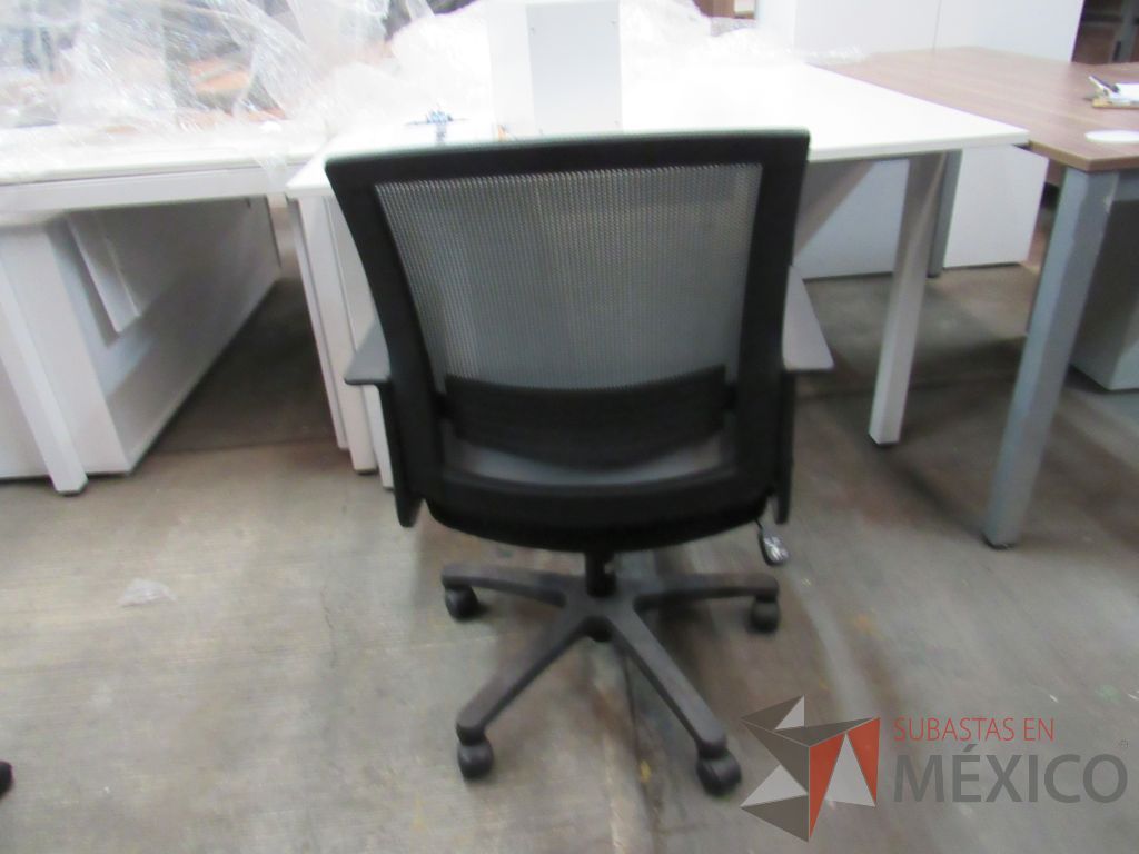 Lote 004 - 5 Sillas operativas con ruedas, asiento en tela y respaldo en malla color gris. - Imagen 4