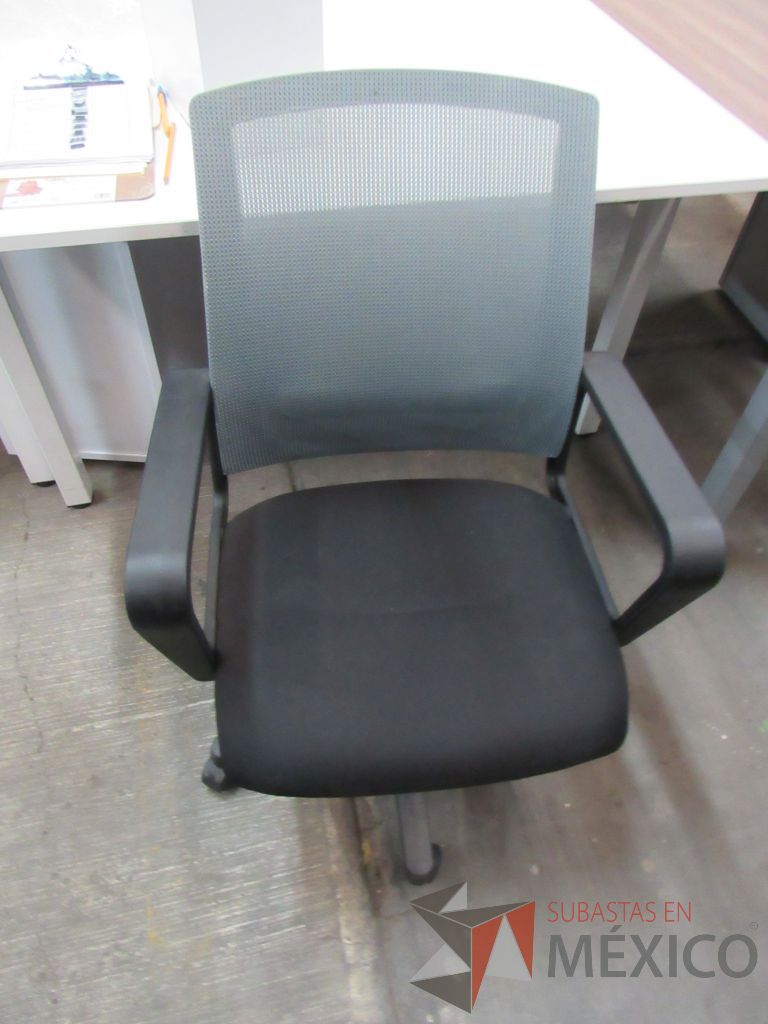 Lote 004 - 5 Sillas operativas con ruedas, asiento en tela y respaldo en malla color gris. - Imagen 5