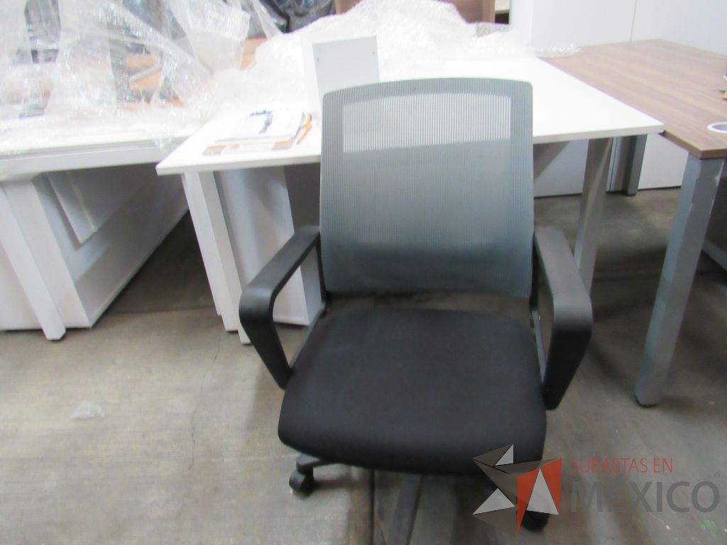 Lote 004 - 5 Sillas operativas con ruedas, asiento en tela y respaldo en malla color gris. - Imagen 6