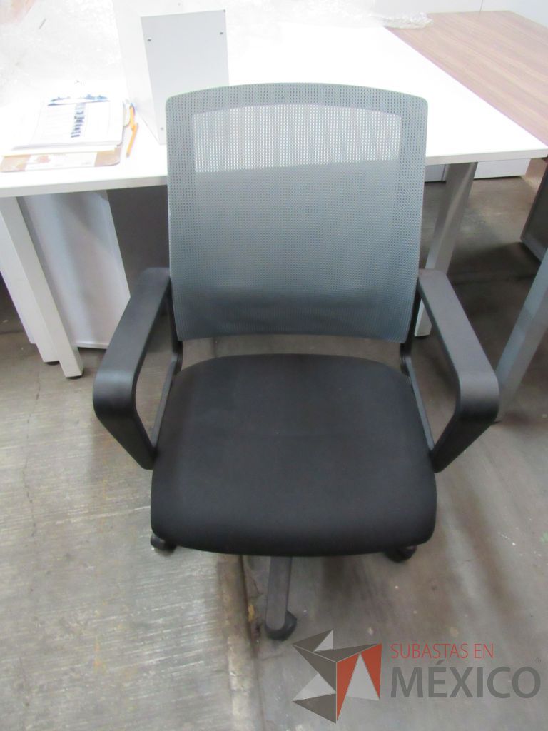 Lote 004 - 5 Sillas operativas con ruedas, asiento en tela y respaldo en malla color gris. - Imagen 7