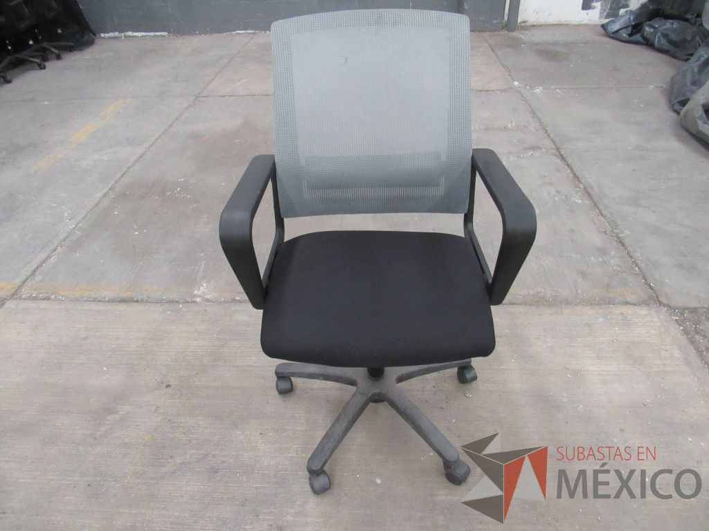 Lote 004 - 5 Sillas operativas con ruedas, asiento en tela y respaldo en malla color gris.