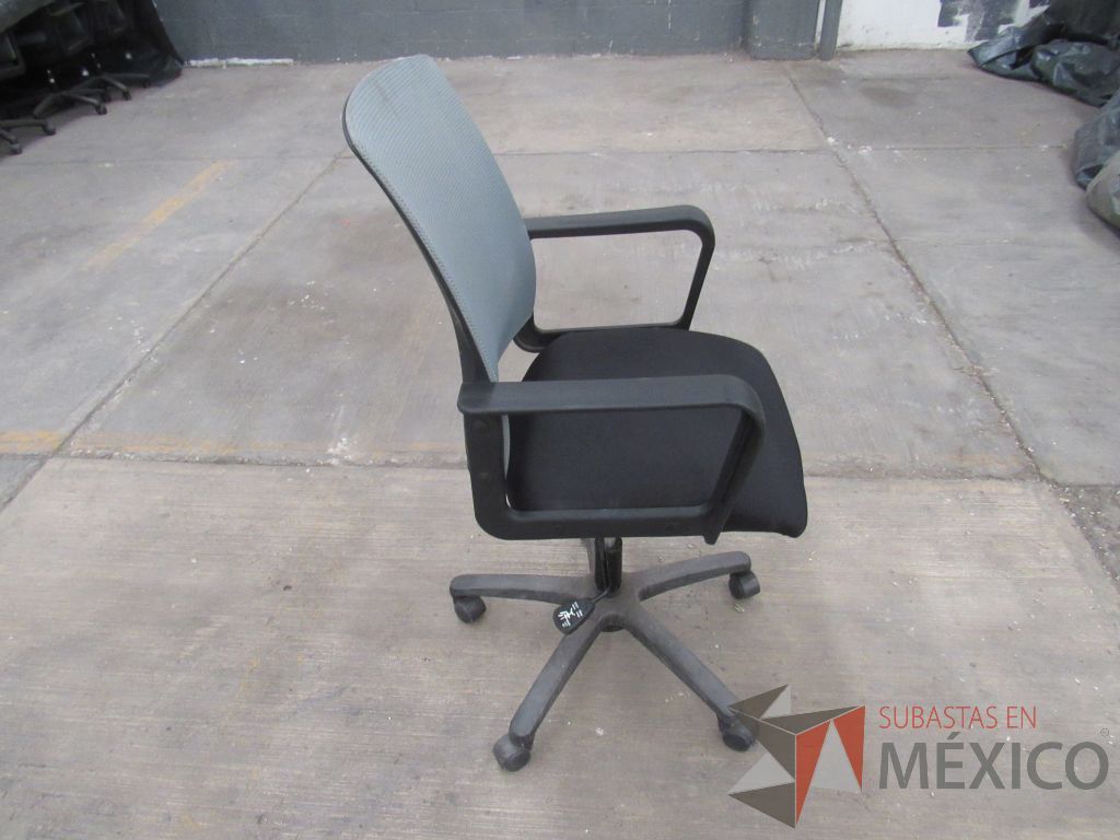 Lote 004 - 5 Sillas operativas con ruedas, asiento en tela y respaldo en malla color gris. - Imagen 8