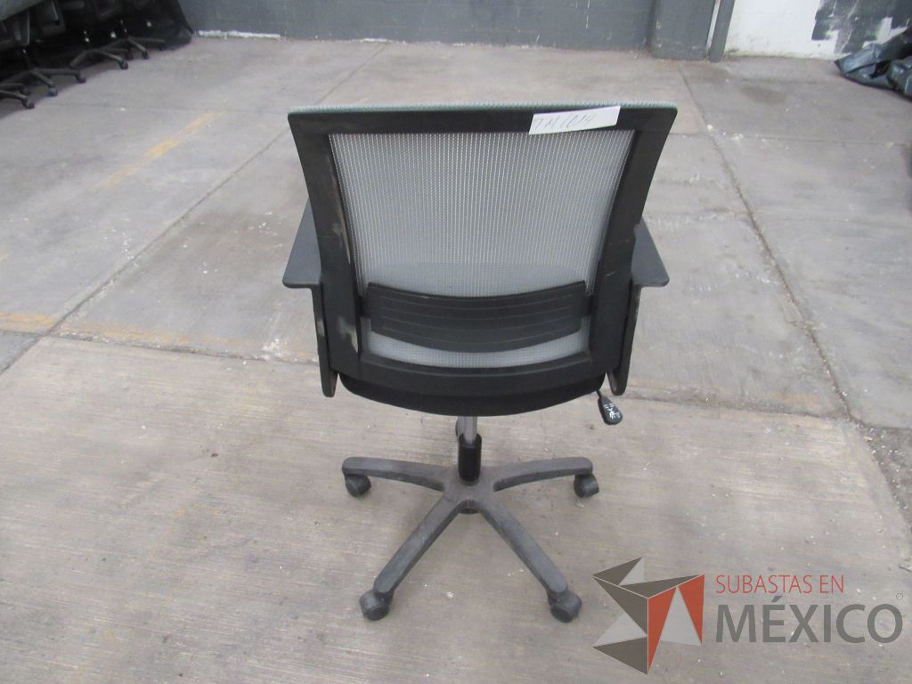 Lote 004 - 5 Sillas operativas con ruedas, asiento en tela y respaldo en malla color gris. - Imagen 9