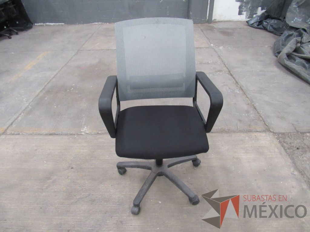 Lote 004 - 5 Sillas operativas con ruedas, asiento en tela y respaldo en malla color gris. - Imagen 10