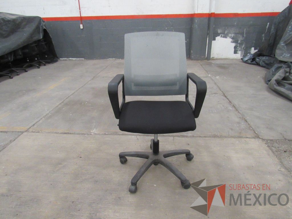 Lote 004 - 5 Sillas operativas con ruedas, asiento en tela y respaldo en malla color gris. - Imagen 11