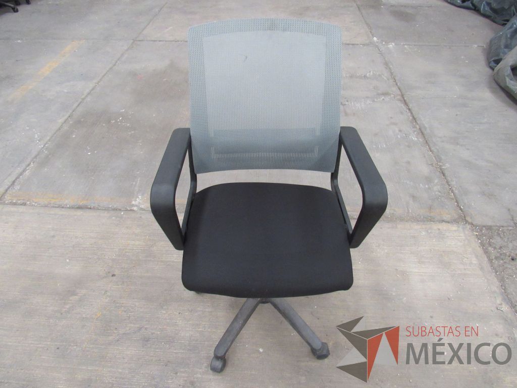 Lote 004 - 5 Sillas operativas con ruedas, asiento en tela y respaldo en malla color gris. - Imagen 12