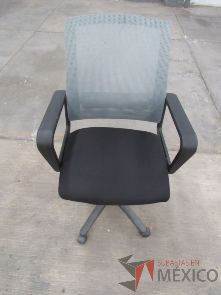 Lote 004 - 5 Sillas operativas con ruedas, asiento en tela y respaldo en malla color gris. - Imagen 13