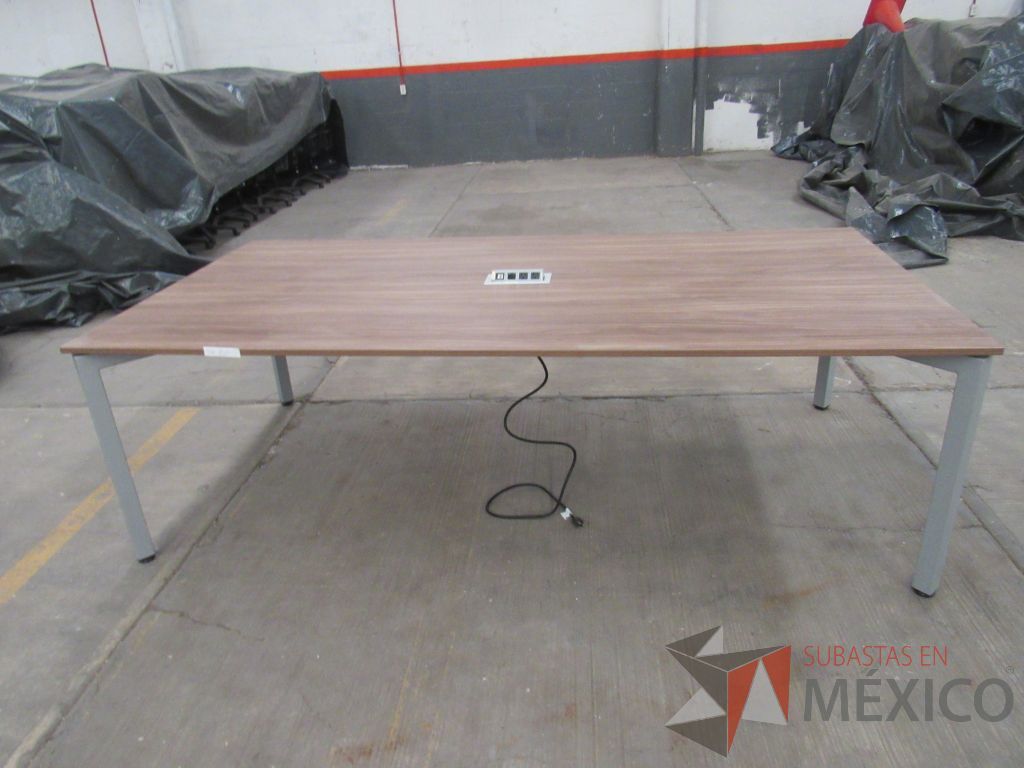 Lote 032 - Mesa de sala de juntas para 6 personas con base metálica y accesorio para conexiones