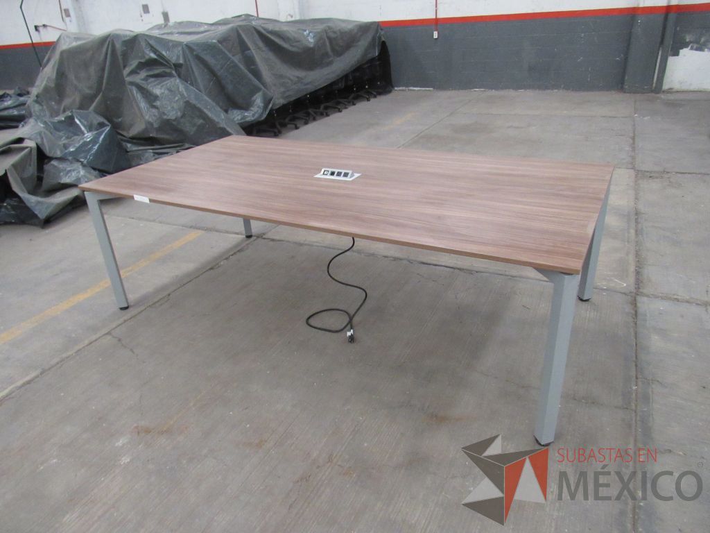 Lote 032 - Mesa de sala de juntas para 6 personas con base metálica y accesorio para conexiones - Imagen 3