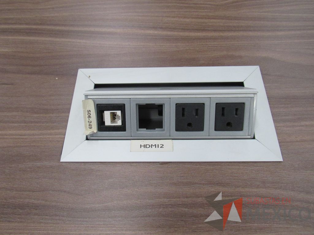 Lote 032 - Mesa de sala de juntas para 6 personas con base metálica y accesorio para conexiones - Imagen 4