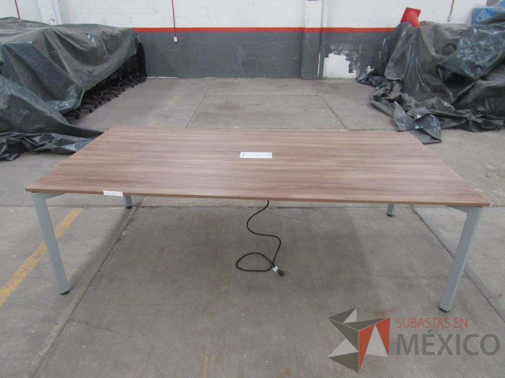 Lote 032 - Mesa de sala de juntas para 6 personas con base metálica y accesorio para conexiones - Imagen 5