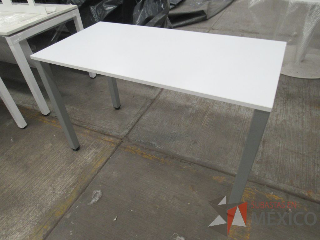 Lote 073 - Mesa rectangular con base metálica y cubierta color blanco