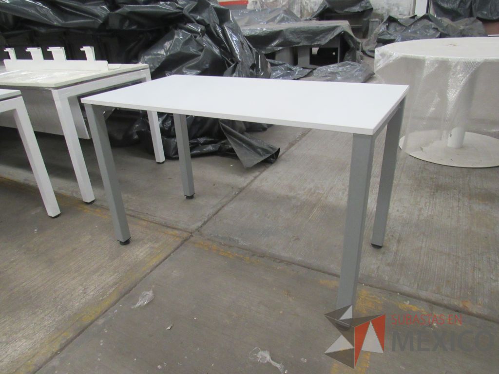 Lote 073 - Mesa rectangular con base metálica y cubierta color blanco - Imagen 2