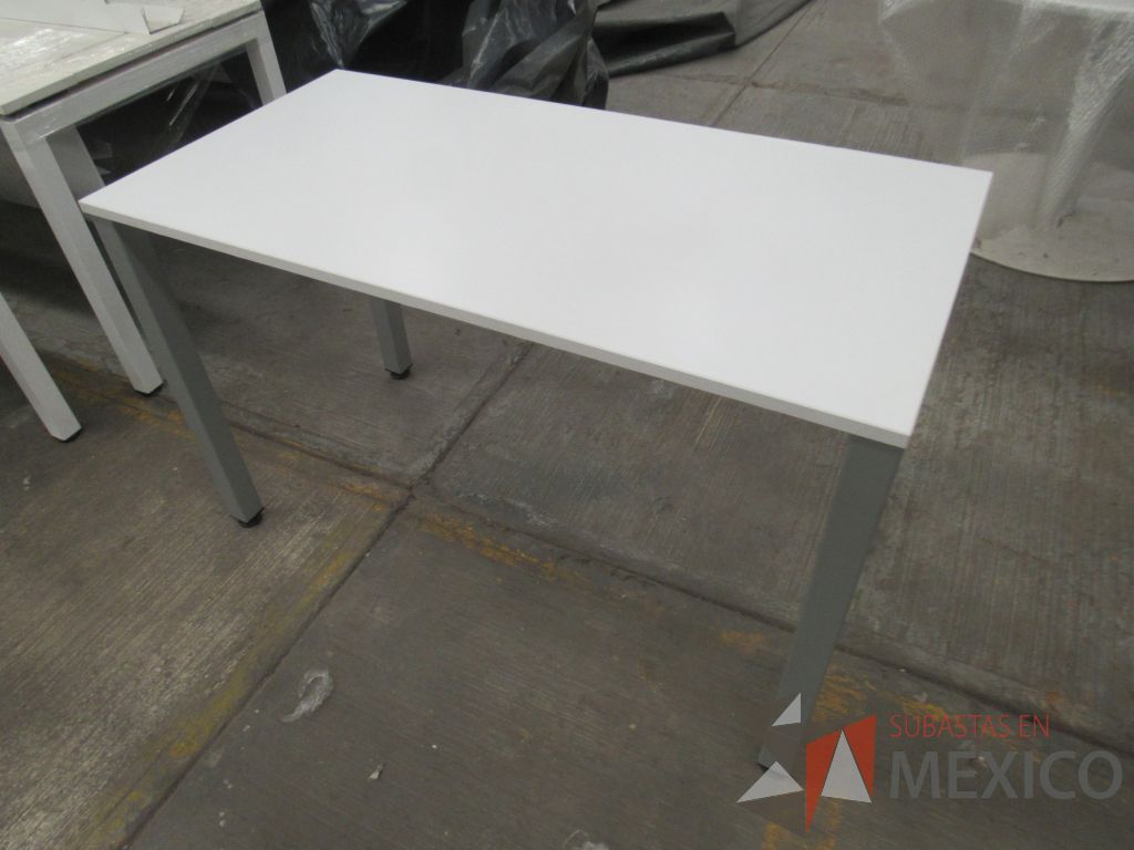 Lote 073 - Mesa rectangular con base metálica y cubierta color blanco - Imagen 3