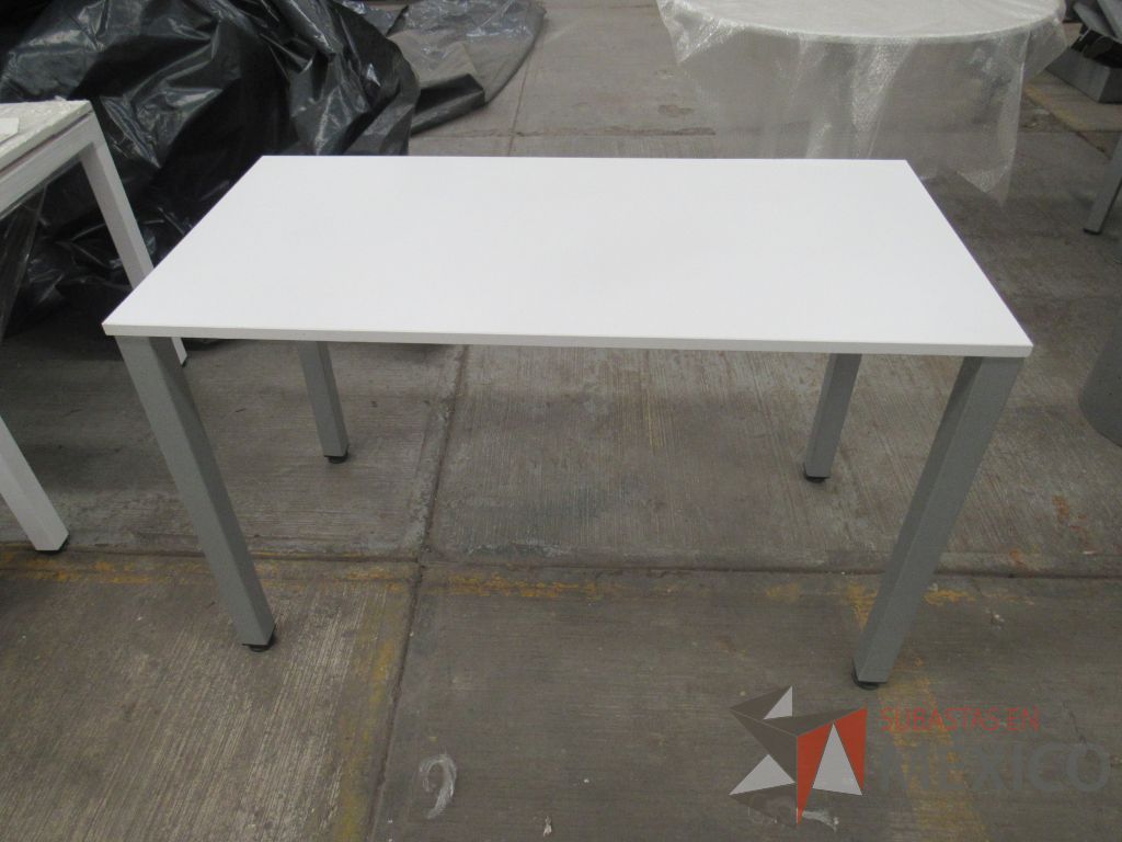 Lote 073 - Mesa rectangular con base metálica y cubierta color blanco - Imagen 4