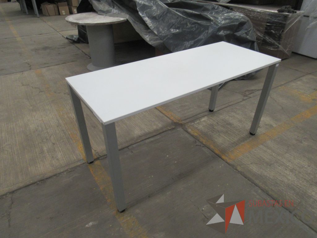 Lote 113 - Mesa rectangular con base metálica y cubierta color blanco