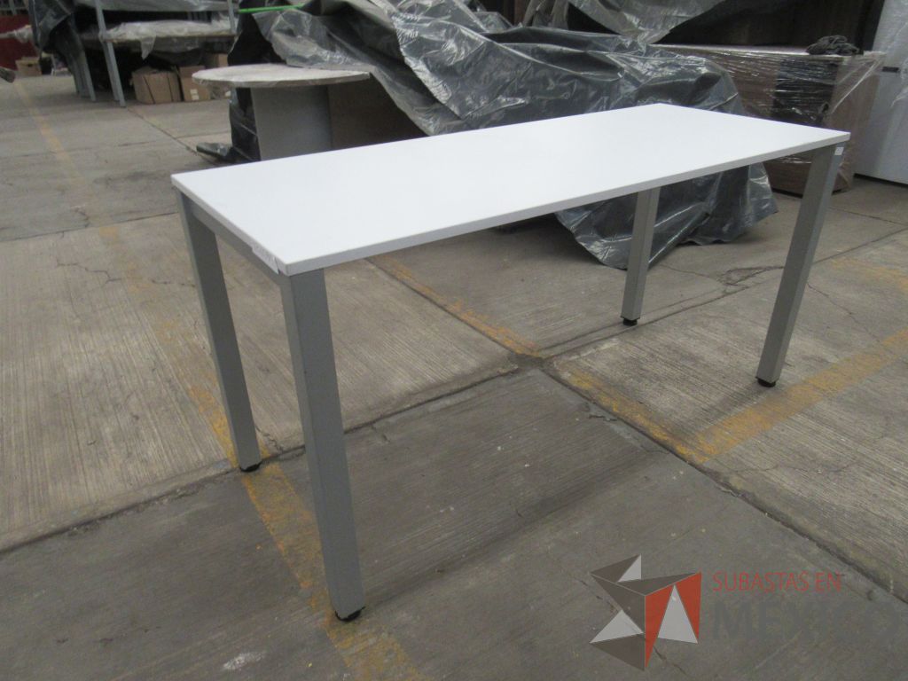 Lote 113 - Mesa rectangular con base metálica y cubierta color blanco - Imagen 2