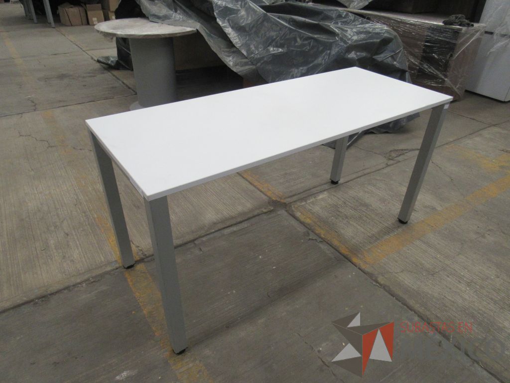 Lote 113 - Mesa rectangular con base metálica y cubierta color blanco - Imagen 3