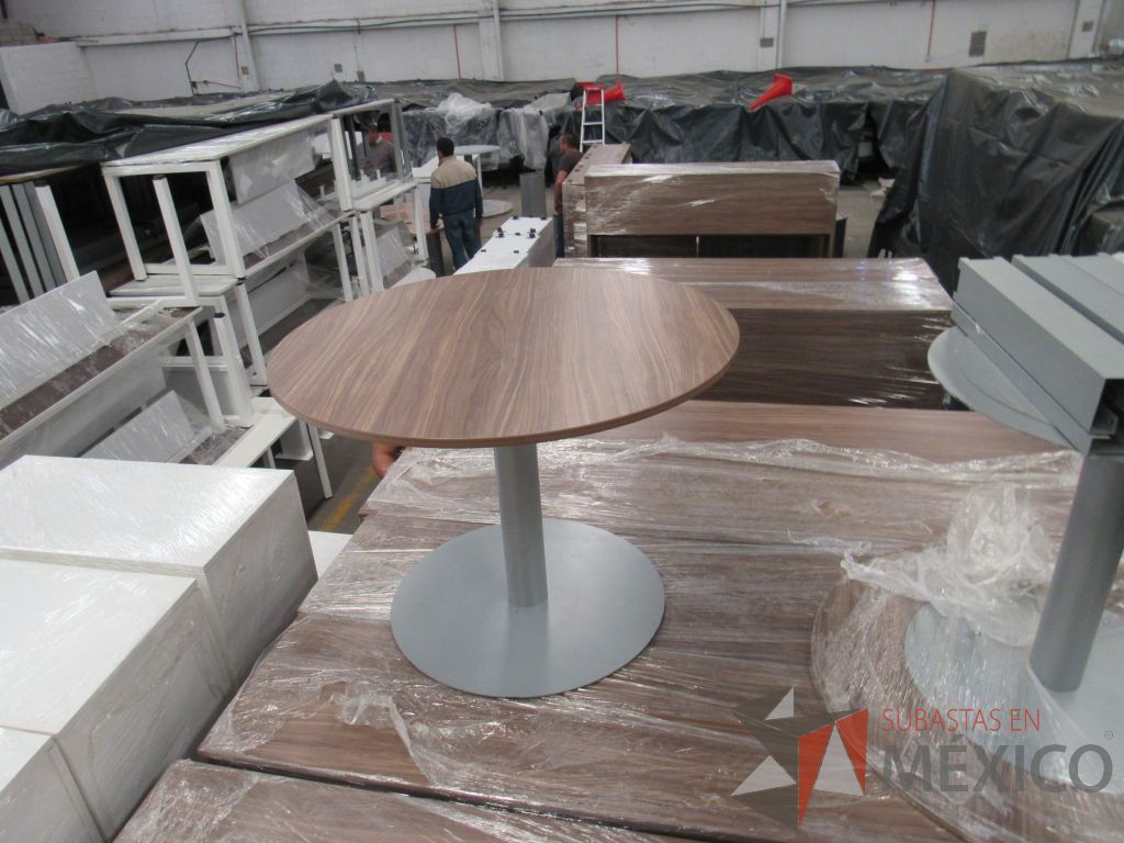 Lote 018 - 2 Mesas de trabajo circular para 4 personas con base metálica y cubierta color nogal - Imagen 8