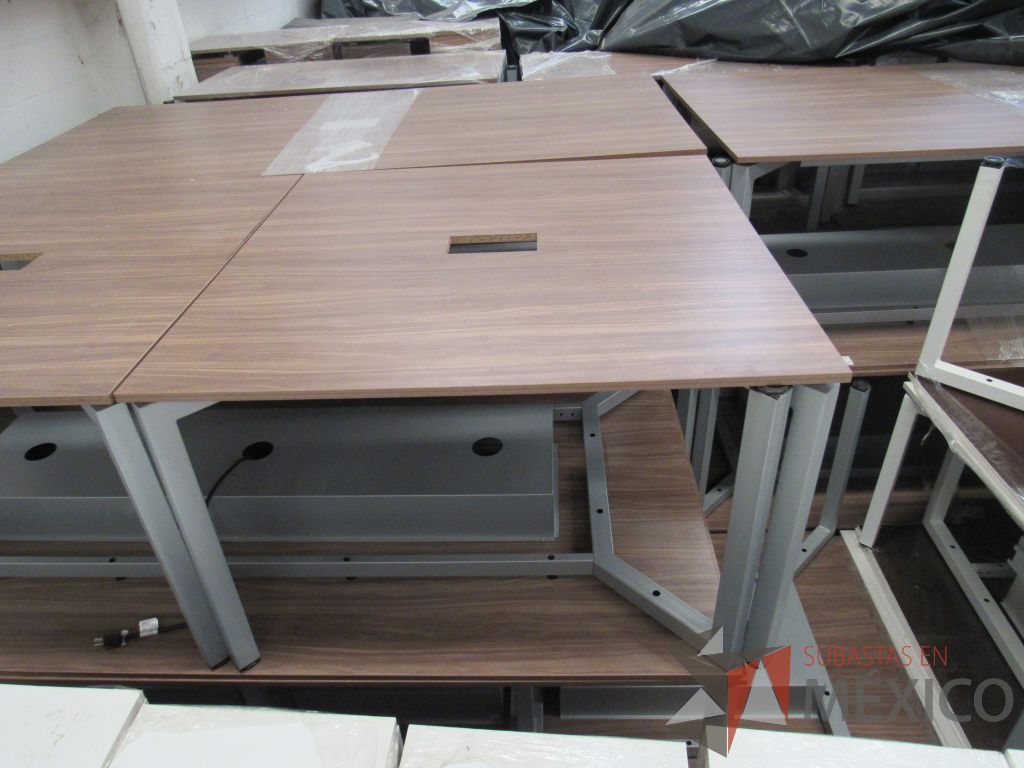 Lote 008 - Mesa de trabajo cuadrada para 4 personas con base metálica color café - Imagen 2