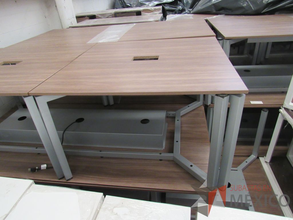 Lote 008 - Mesa de trabajo cuadrada para 4 personas con base metálica color café - Imagen 3