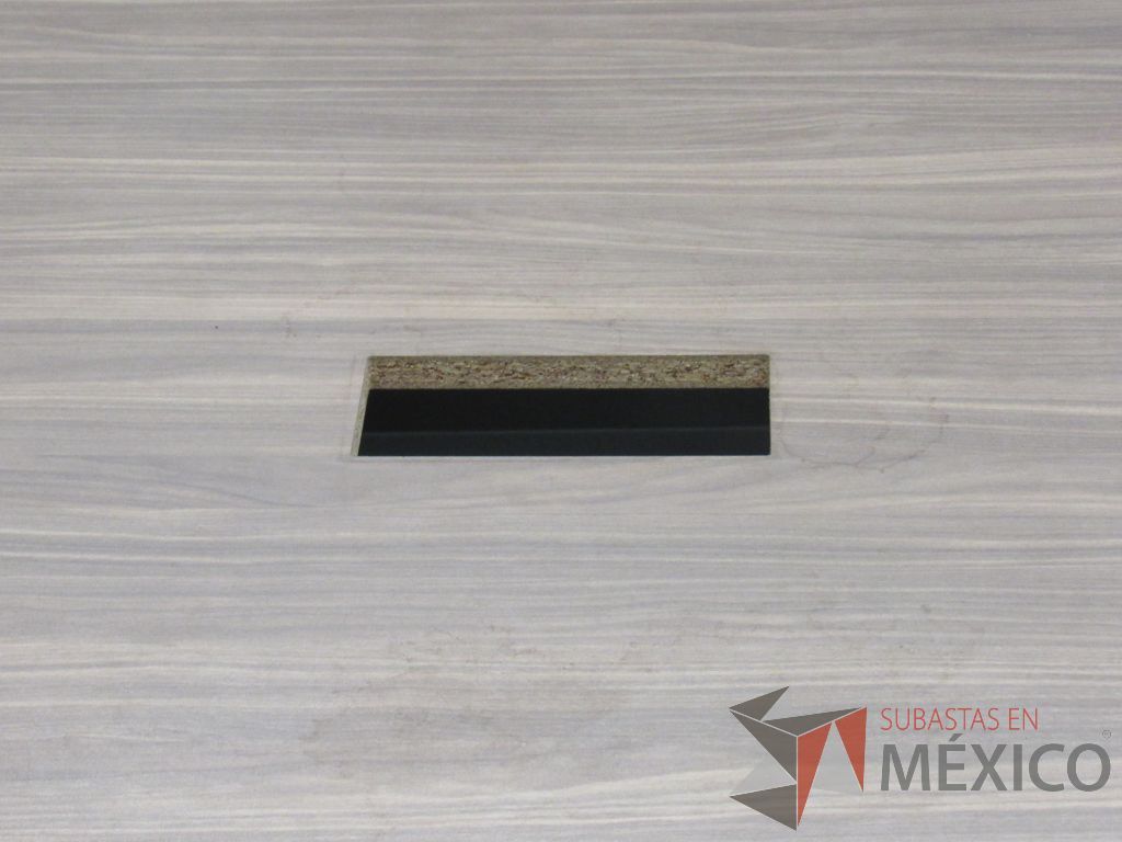 Lote 008 - Mesa de trabajo cuadrada para 4 personas con base metálica color café - Imagen 4