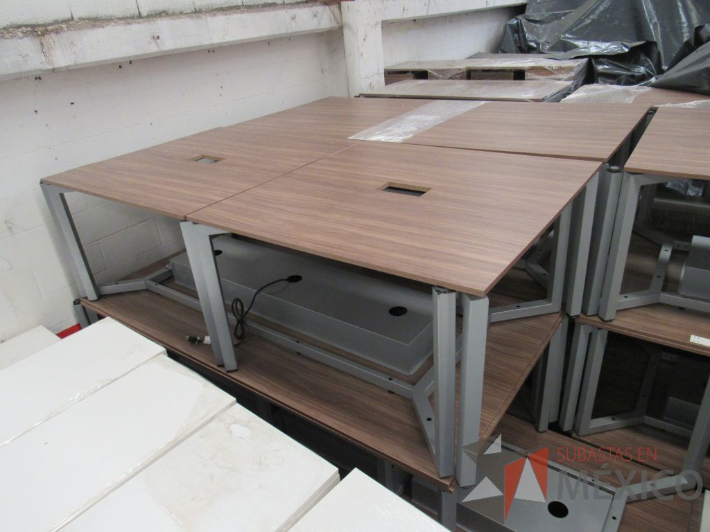 Lote 008 - Mesa de trabajo cuadrada para 4 personas con base metálica color café - Imagen 5