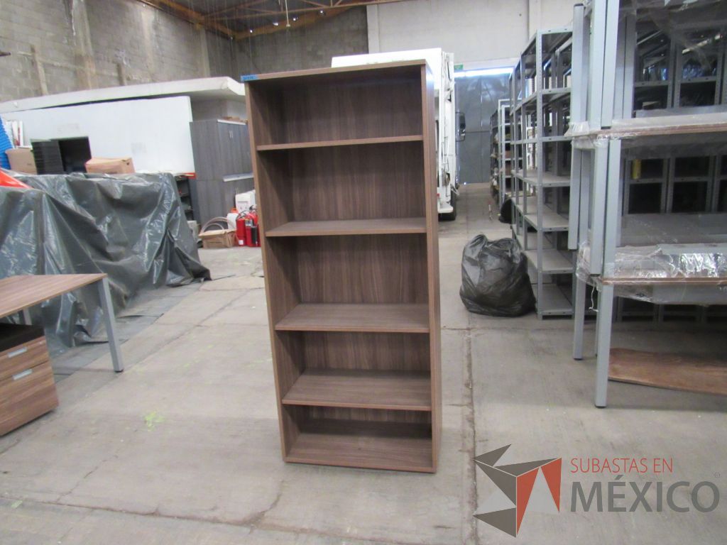Lote 009 - 2 Libreros tipo madera con 5 entrepaños color madera - Imagen 2