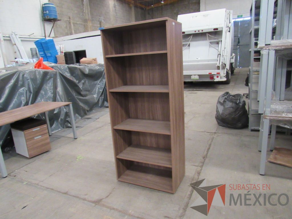 Lote 009 - 2 Libreros tipo madera con 5 entrepaños color madera - Imagen 3