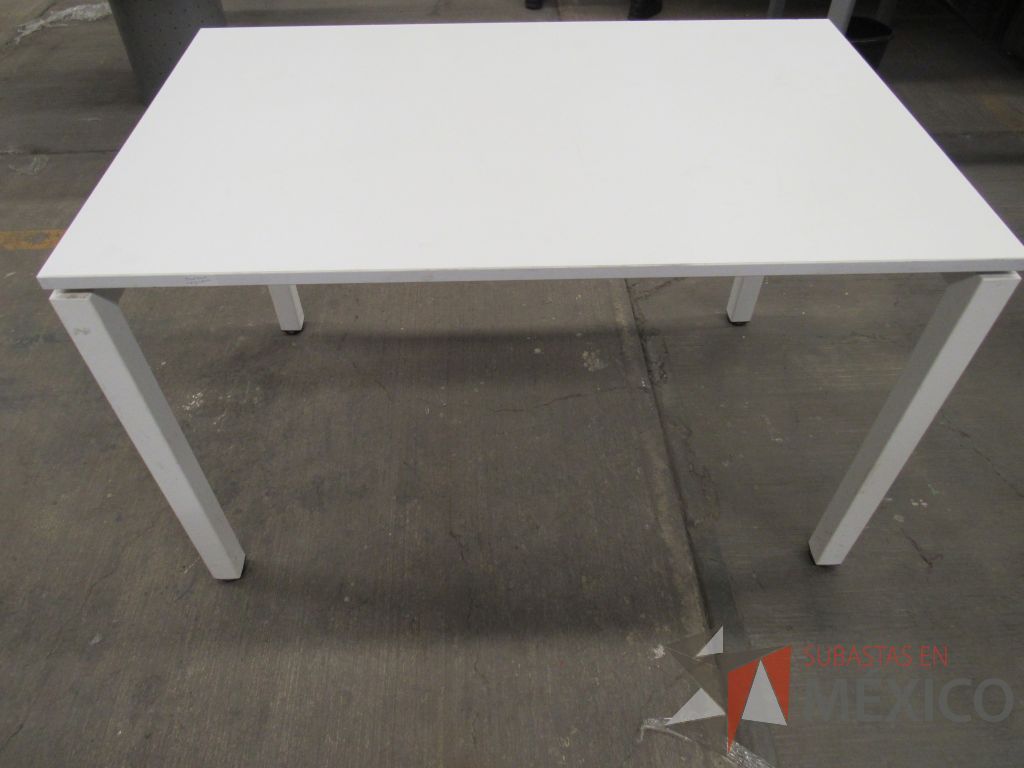 Lote 045 - Mesa rectangular con base metálica y cubierta color blanco - Imagen 2