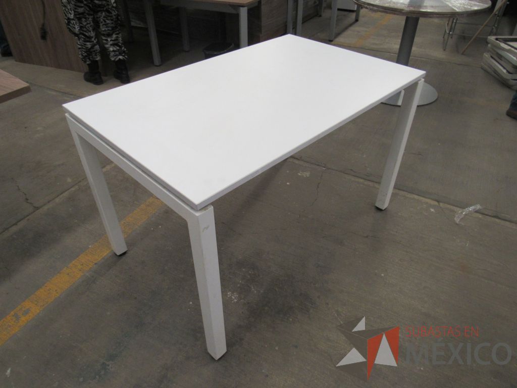 Lote 045 - Mesa rectangular con base metálica y cubierta color blanco